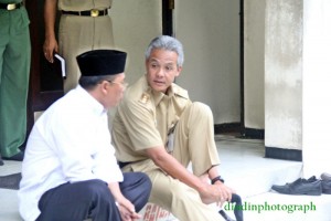 Ganjar bersama Abu Hapsin di teras belakang gedung PWNU; begitu akrab. (foto dindin)