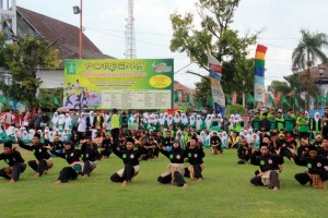 Para pendekar pencak silat Pagar Nusa beraksi dalam upacara pembukaan Porsema (foto dindin)