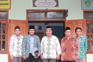 Pengurus Wilayah LP Ma'arif NU Jateng Muslihudin, S. Pd MM besama Bendahar PC LP Ma'arif NU Pati H. Tamsys saat monitoring UM di  MTs PIM Mujahidin Gembong Pati  