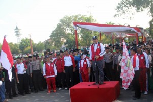 Menpora Imam Nachrowi didampingi Gubernur Jateng Ganjar Pranowo saat melepas karnaval Kontingen peserta PORSEMA 2015